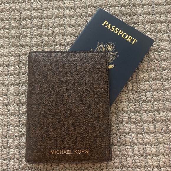 Michael Kors Handbags - NWT Michael Kors Jet Set Passport Cover